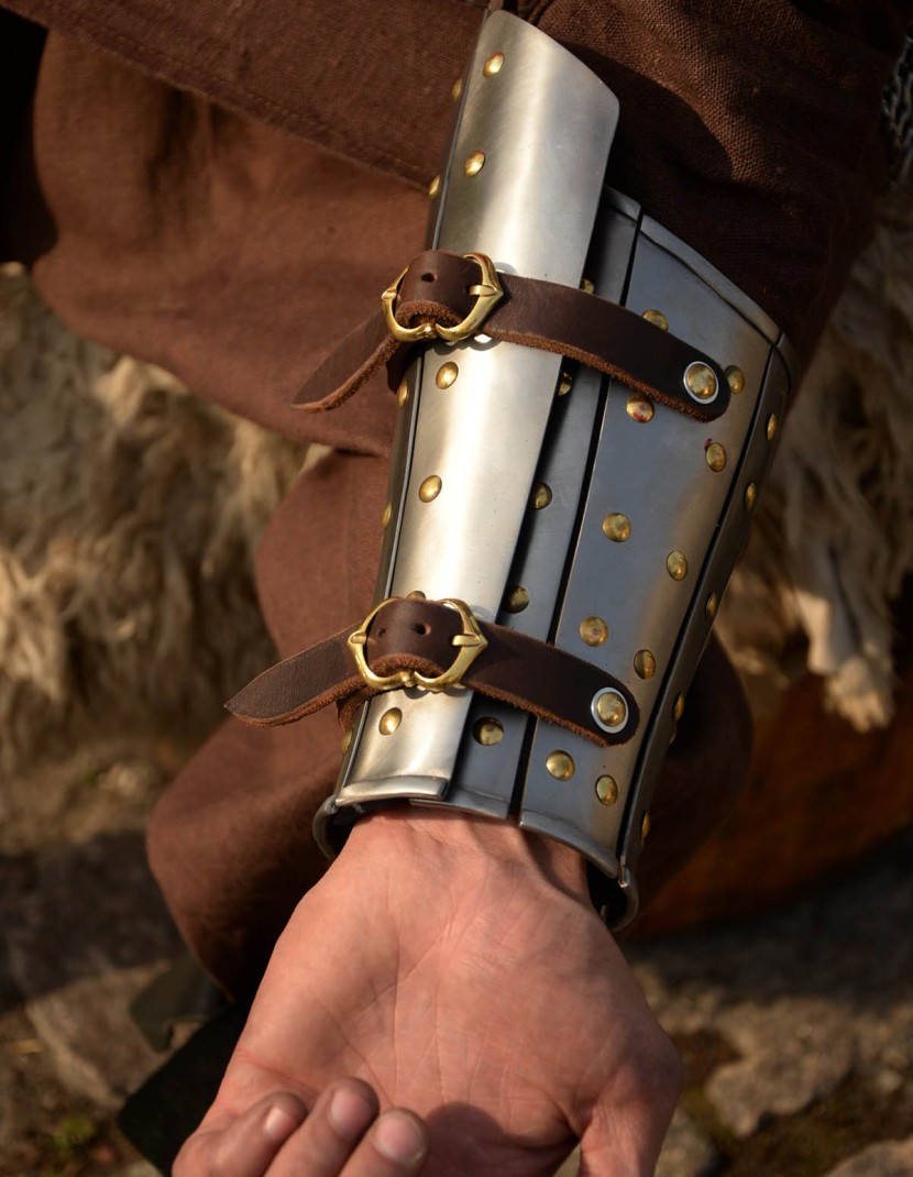 Anatomical splinted bracers photo made by Steel-mastery.com