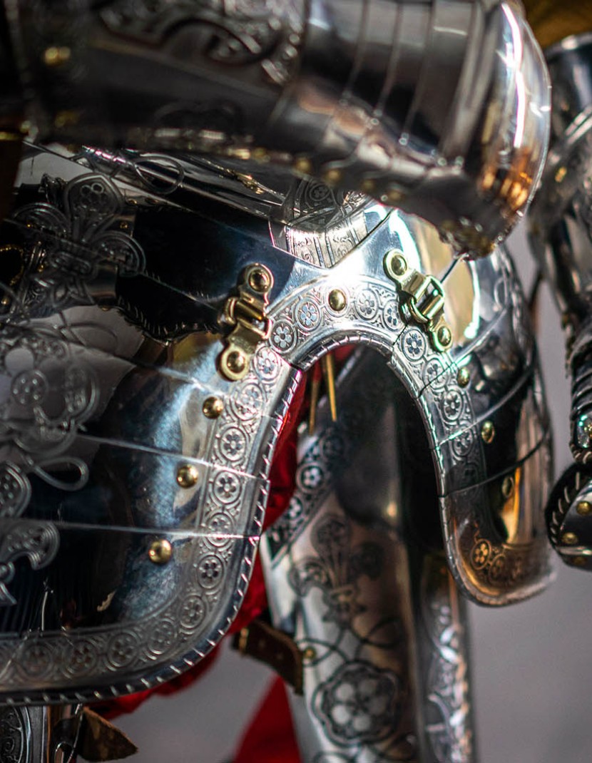 Cuirass, part of full plate armor (garniture) of George Clifford, end of the XVI century photo made by Steel-mastery.com