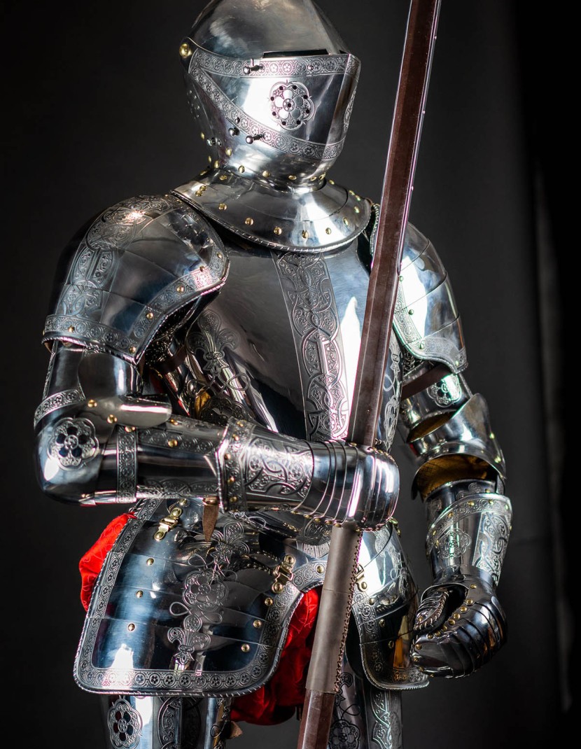 Cuirass, part of full plate armor (garniture) of George Clifford, end of the XVI century photo made by Steel-mastery.com