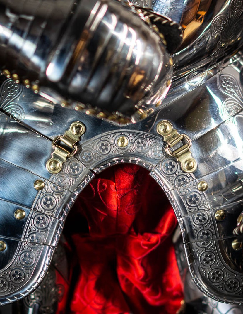 Cuirass, part of full plate armor (garniture) of George Clifford, end of the XVI century photo made by Steel-mastery.com