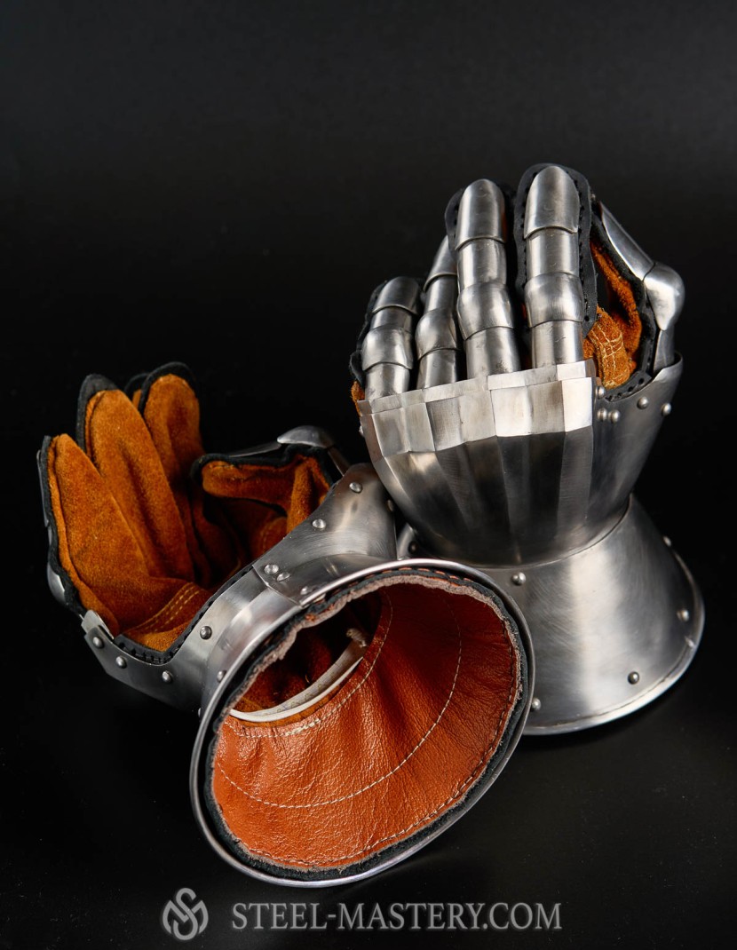 Gauntlets, end of the XIV century photo made by Steel-mastery.com