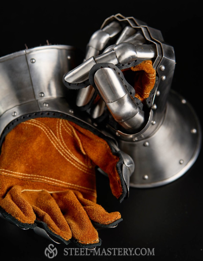 Gauntlets, end of the XIV century photo made by Steel-mastery.com