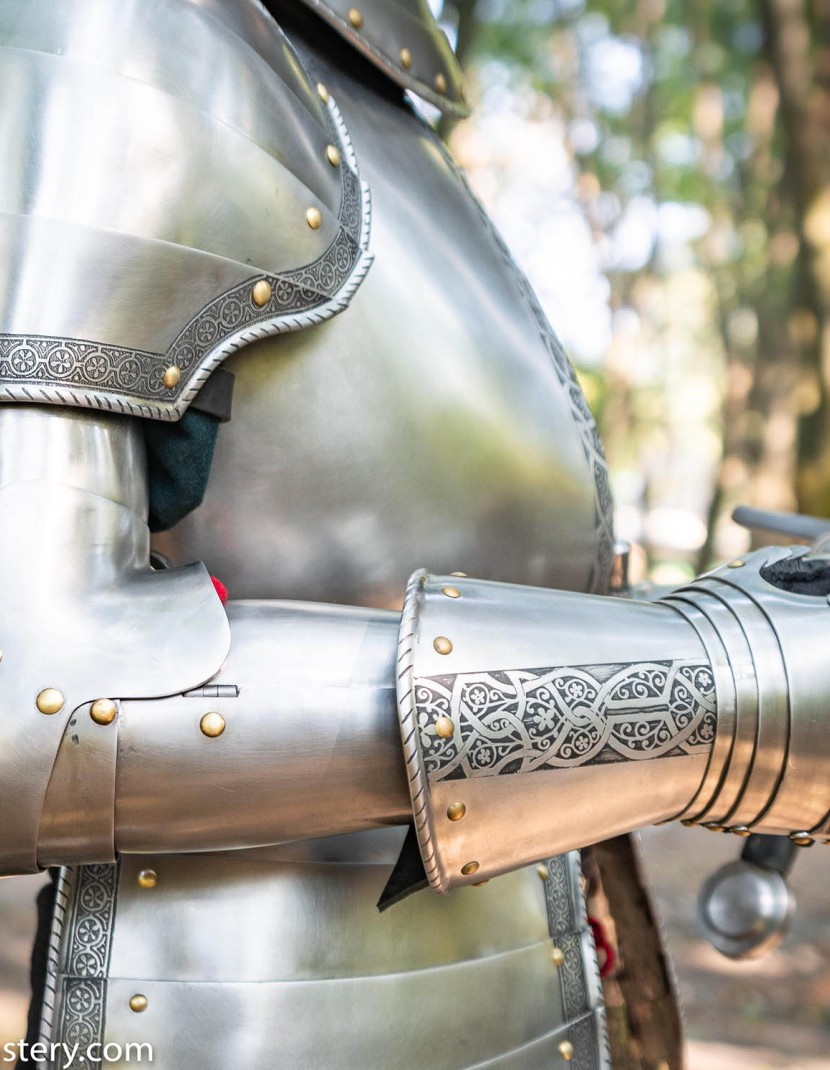 Gauntlets, part of full plate armor (garniture) of George Clifford, end of the XVI century photo made by Steel-mastery.com
