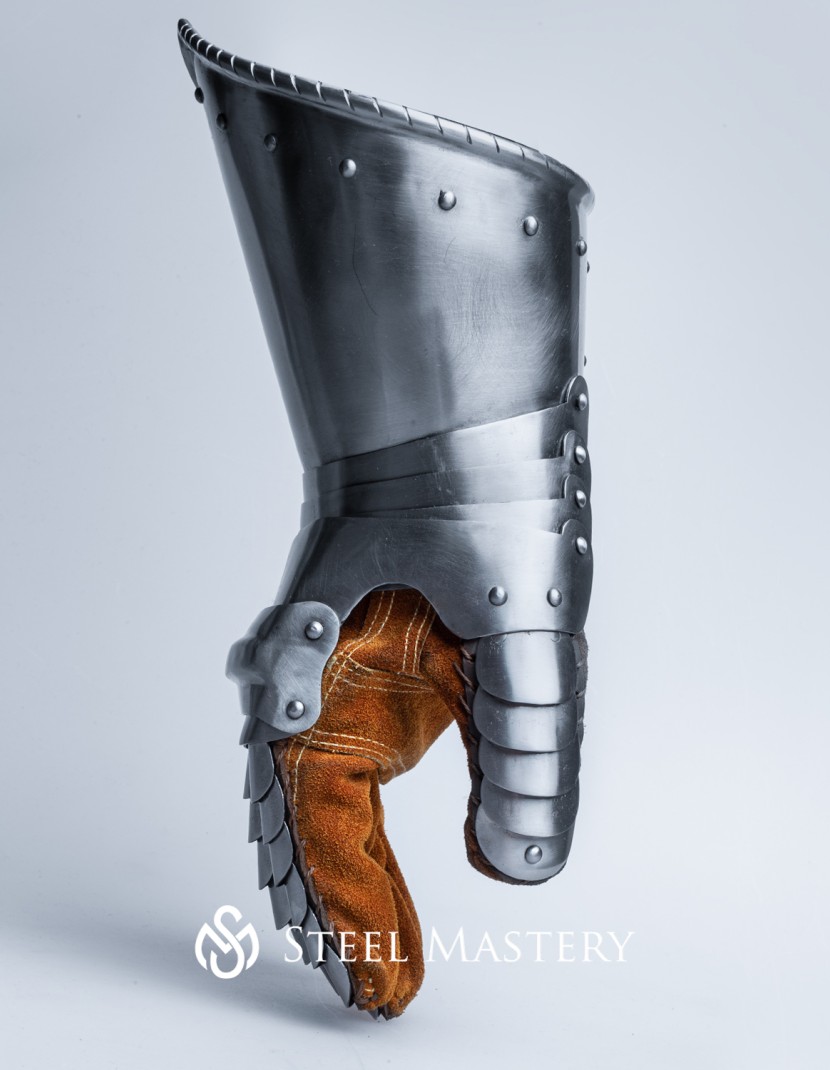 George Clifford Fingered Gauntlets, 16 century photo made by Steel-mastery.com
