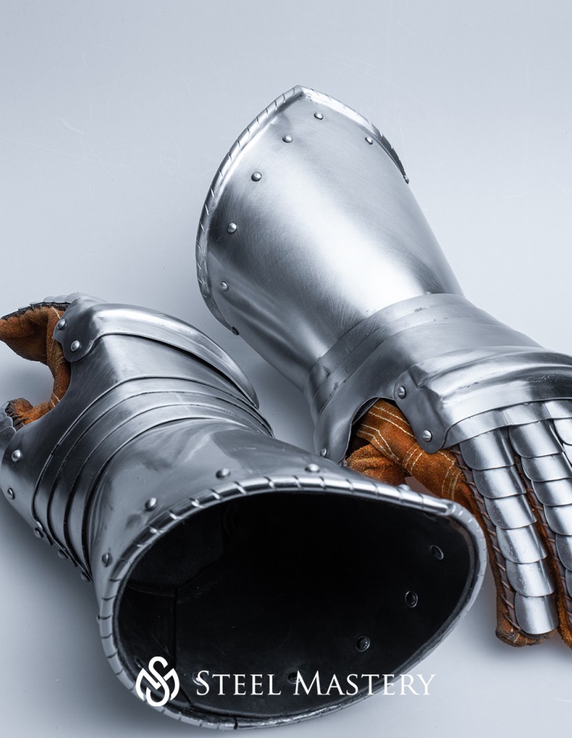 George Clifford Fingered Gauntlets, 16 century photo made by Steel-mastery.com