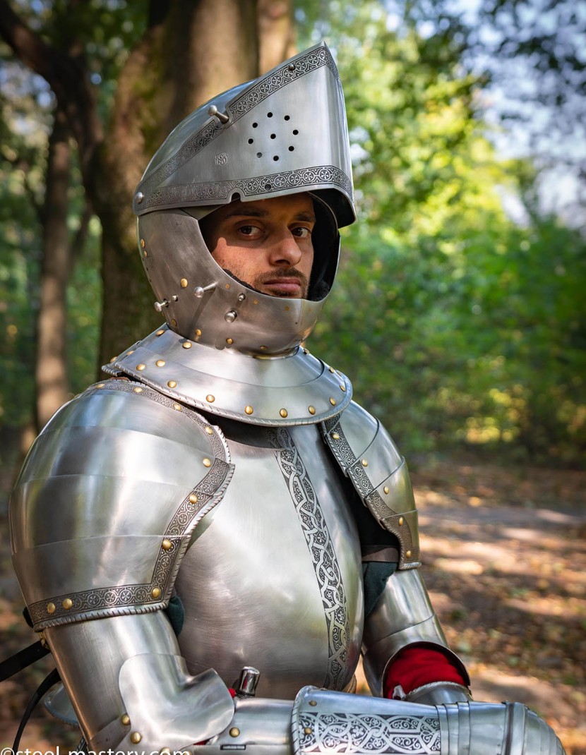 Armet, part of full plate armor (garniture) of George Clifford, end of the XVI century photo made by Steel-mastery.com