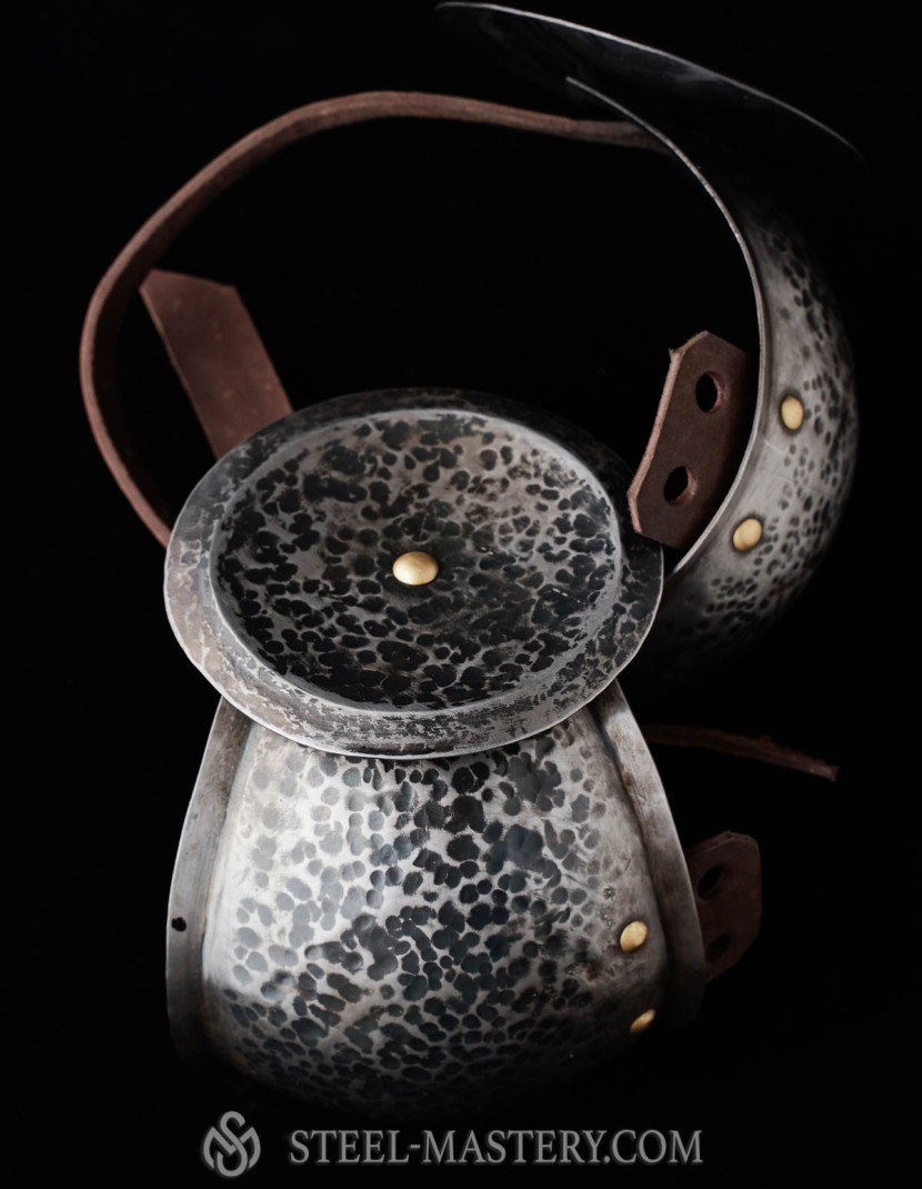 Knee cap with chased rondel photo made by Steel-mastery.com