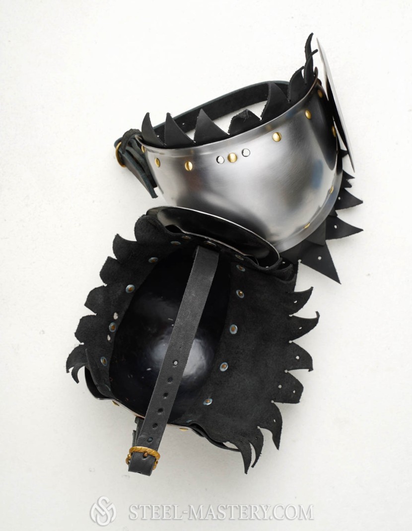 Knee cap with chased rondel photo made by Steel-mastery.com