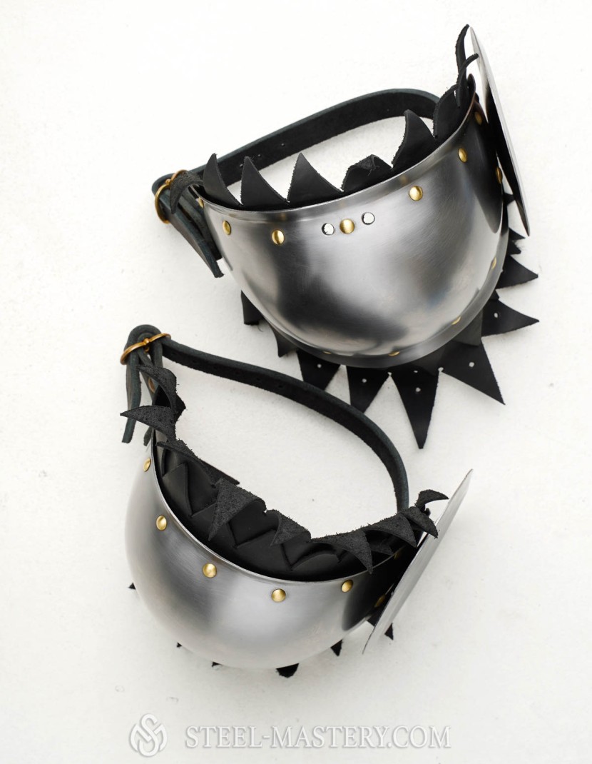 Knee cap with chased rondel photo made by Steel-mastery.com