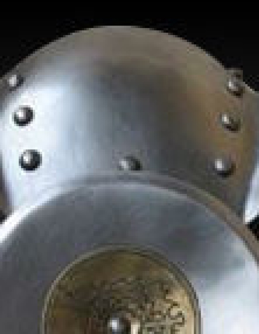 Knee cap with chased rondel photo made by Steel-mastery.com