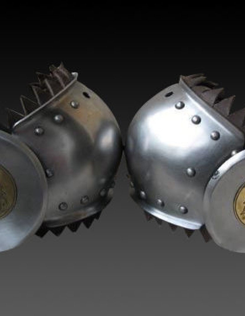 Knee cap with chased rondel photo made by Steel-mastery.com