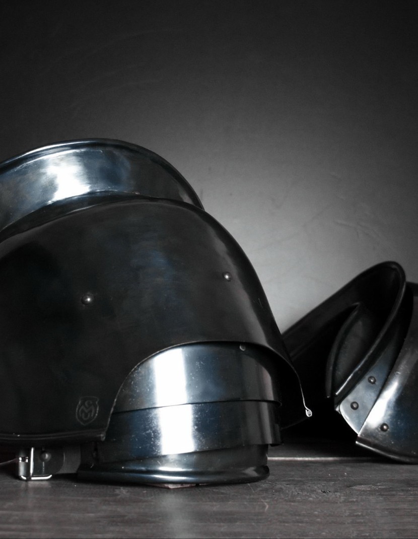 Plate shoulders bump stops in the Milan style photo made by Steel-mastery.com