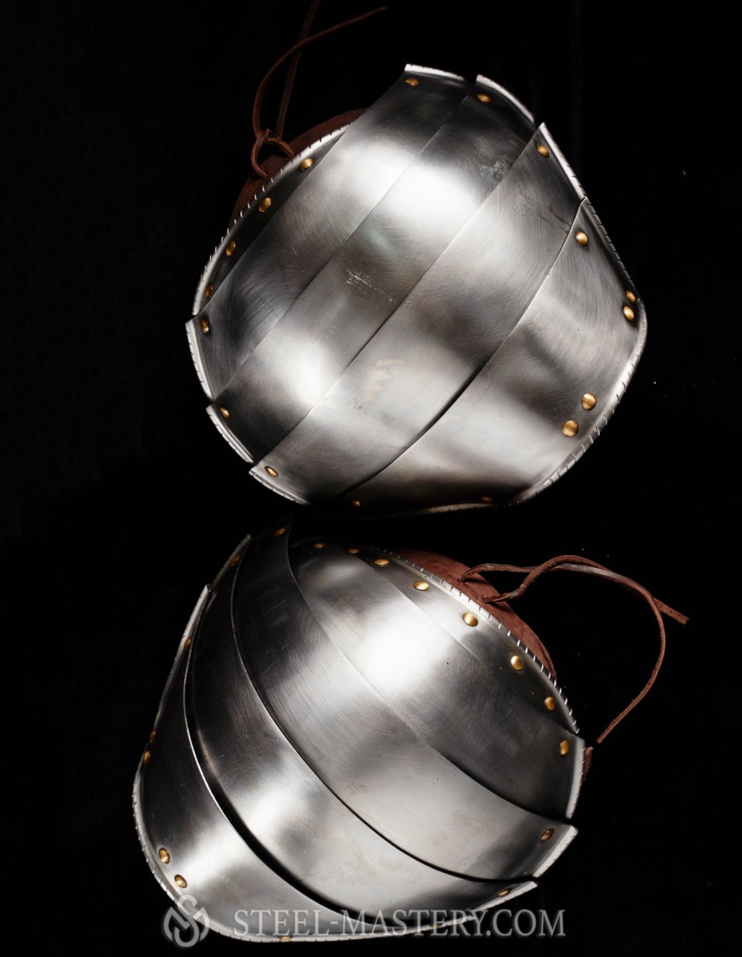 Plate pauldrons, part of full plate armor (garniture) of George Clifford, end of the XVI century photo made by Steel-mastery.com