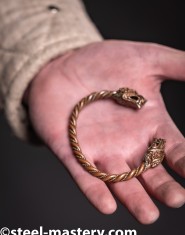 Bracelet with wolf heads