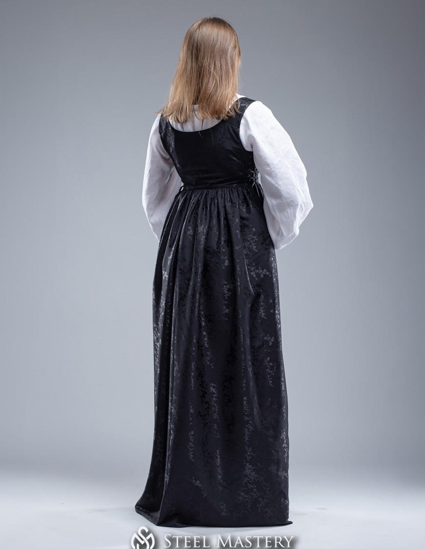 Italian dress with chemise, XV century photo made by Steel-mastery.com