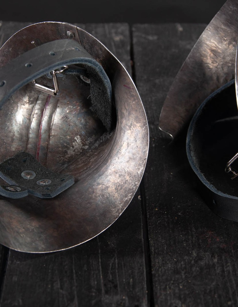 English gothic pointed elbow caps, 2nd half of the XV century photo made by Steel-mastery.com