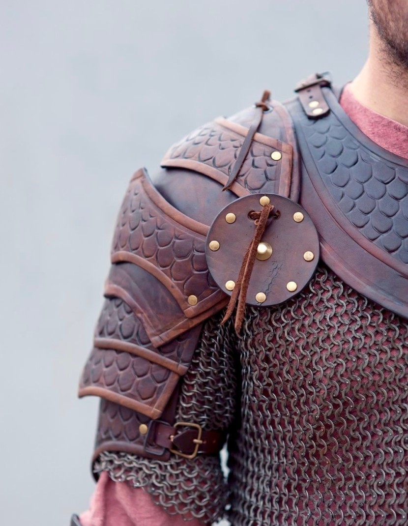 Segmental spaulders with rondels photo made by Steel-mastery.com