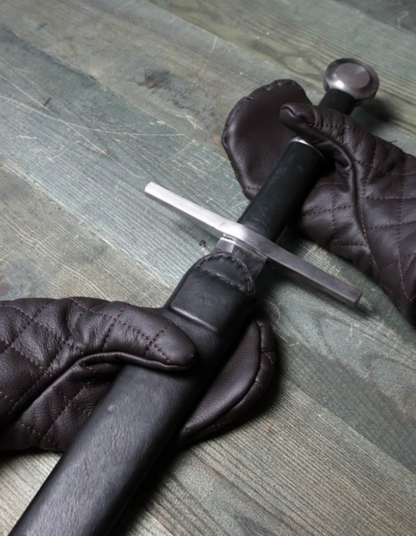 Leather mittens with diamond stitching photo made by Steel-mastery.com