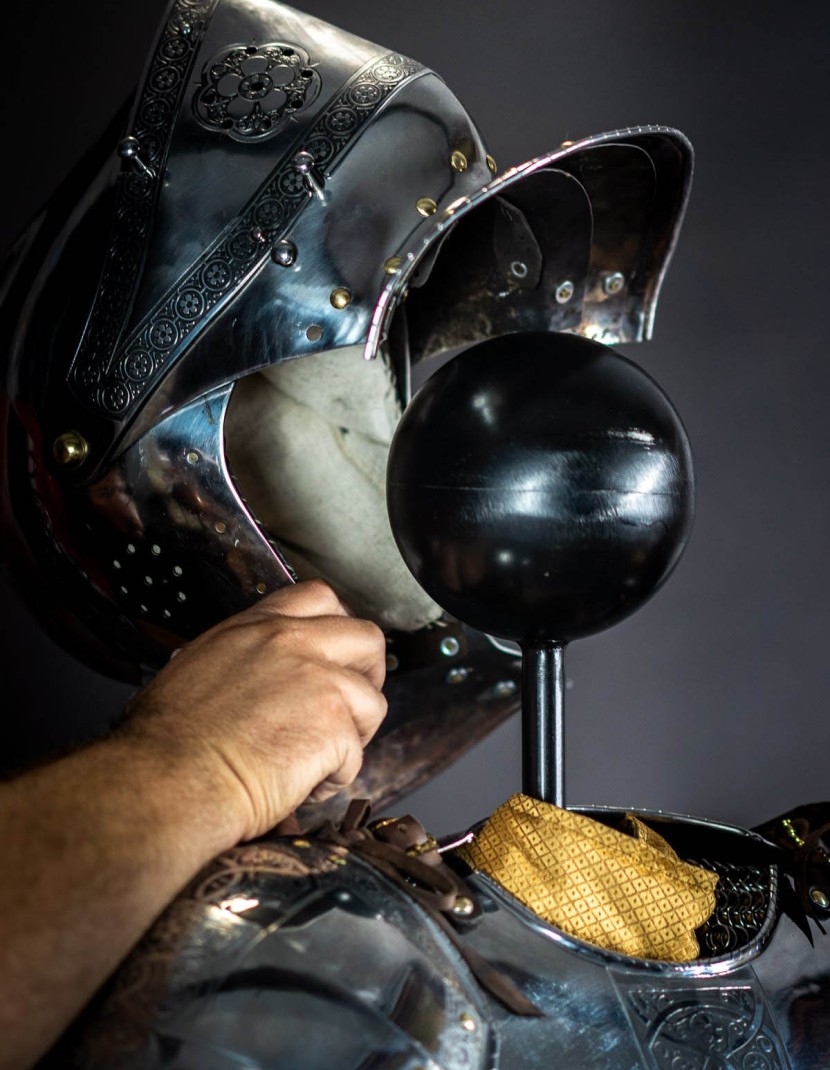 Medieval armor display mannequin photo made by Steel-mastery.com