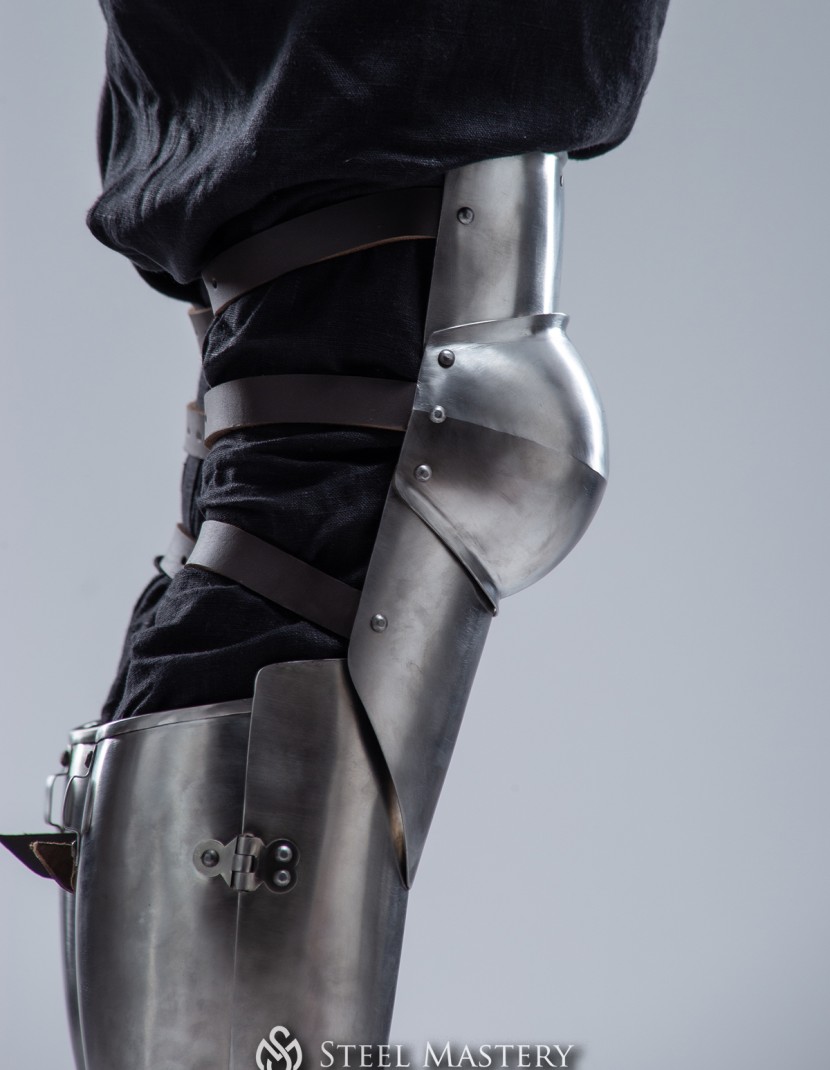 Vernon Roche's Plate Greaves with knees (world of "The Witcher 3: Wild Hunt) photo made by Steel-mastery.com